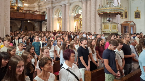 Dijaki in učitelji Škofijske klasične gimnazije pri maši v Šentvidu (photo: Marjana Debevec)