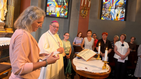 Nadškof Cvikl je podelil spričevalo za zaključeno prvo stopnjo Katehetsko-pastoralne šole in šest priznanj katehistinjam z več desetletji delovanja na katehetskem področju. (photo: Nadškofija Maribor)