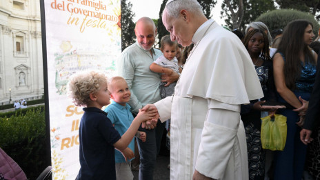 Papež je nekatere udeležence srečanja tudi osebno pozdravil (photo: Vatican media)