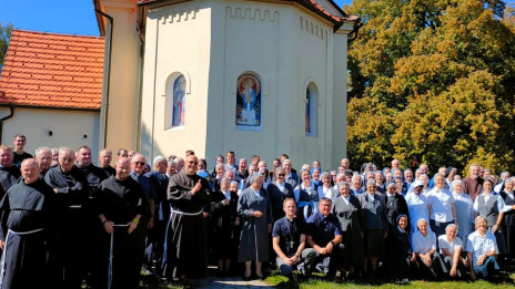 Redovnice in redovniki so se razveselili ponovnega snidenja (photo: Meta Potočnik)