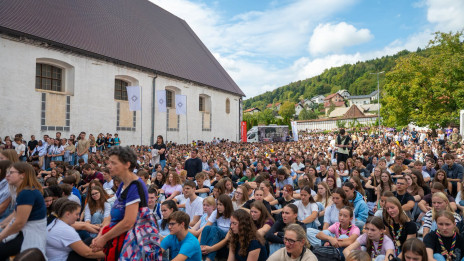 Dvorišče cistercijanskega samostana je napolnila množica mladih vernikov iz vse Slovenije. (photo: Rok Mihevc)