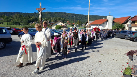 Slovesen sprevod v cerkev povišanja sv. Križa v Rakitni (photo: Marjana Debevec)