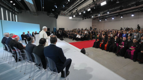 Papež na srečanju s predstavniki verstev (photo: Vatican news)