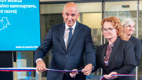 Predsednik vlade Janez Janša in ministrica Monika Kirbiš Rojs (photo: Kabinet predsednika vlade Republike Slovenije)