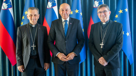 Predsednik vlade Janez Janša s škofoma Andrejem Sajetom in Maksimiljanom Matjažem (photo: Kabinet predsednika vlade)
