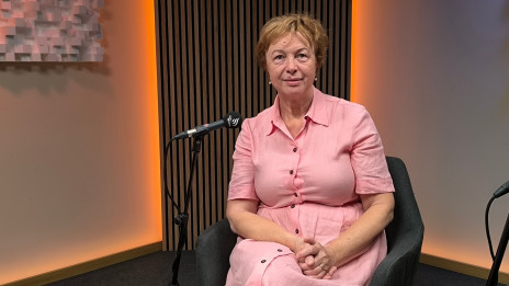 Dr. Emilija Vlčkova v studiu Radia Ognjišče (photo: Izidor Šček)