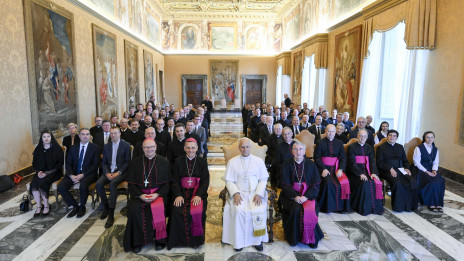 Papež Leon XIV., ob njegovi desni pa škof Andrej Saje (photo: Simone Risoluti)