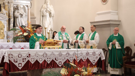 Anže Cunk ob somaševanju duhovnikov daruje sveto mašo na Brezjah (photo: Romarski urad Brezje, marija.si)
