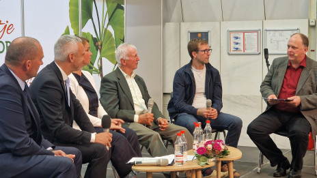 Okrogla miza Ko se umakneš, da nekaj novega zraste... (photo: Tatjana Vrbošek / KGZS)