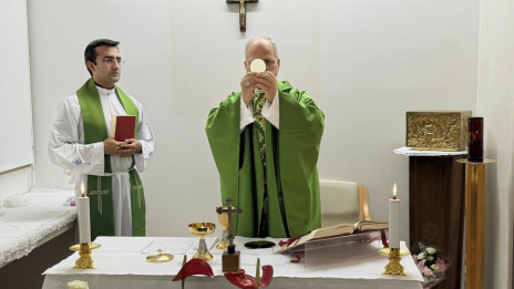 Papež Leon XIV. med sveto mašo v bolnišnici Gemelli (photo: Simone Resoluti/Vatican News)
