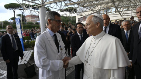 Papežev kirurg Stefano Margaritora pravi, da ni zdravstvenih razlogov, ki bi papežu preprečevali načrtovano apostolsko potovanje v Južno Ameriko. (photo: Vatican Media)