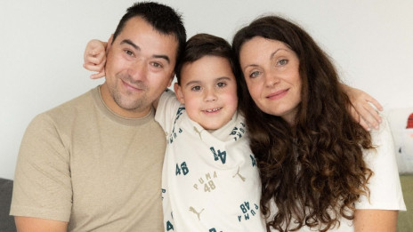 Teo z mamo in očetom (photo: Društvo Viljem Julijan)