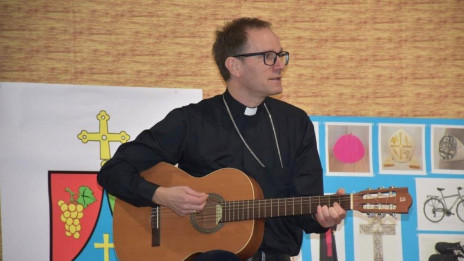 Murskosoboški škof Janez Kozinc s kitaro v roki (photo: Vir: Škofija Murska Sobota)