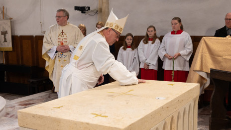 Nadškof Alojzij Cvikl posveča novi oltar (photo: Askari)