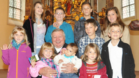 Slovenski otroci iz Mannheima ob nadškofu Uranu leta 2014 (photo: Arhiv slovenske župnije v Frankfurtu)