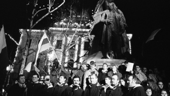 Ljudsko slavje po razglasitvi rezultatov plebiscita, 23.12.1990 (photo: Tone Stojko, hrani MNZS)