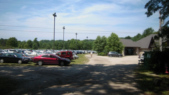 Polno parkirišče avtomobilov (photo: Tone Ovsenik)