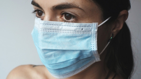 Nošenje maske je eden prvih zaščitnih ukrepov pri nalezljivih boleznih. (photo: Juraj Varga / Pixabay)