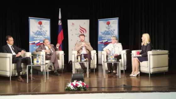 Okrogla miza z gosti dr. Jožetom Možino, dr. Ernestom Petričem, dr. Žigo Turkom in dr. Ljubico Jelušič (photo: Izidor Šček)