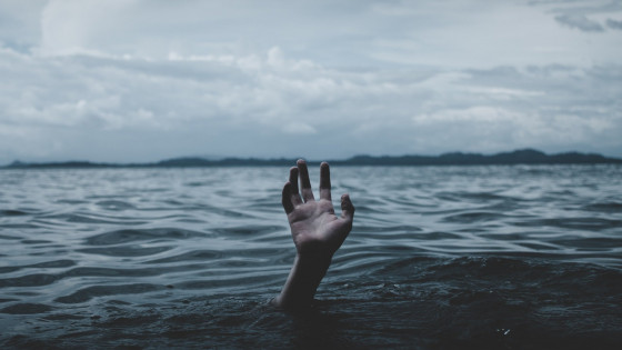 Velikokrat je v ozadju samomora bolezen sodobnega časa – depresija, ki jo je mogoče uspešno zdraviti s pomočjo terapevta in zdravil. (photo: Ian / Unsplash)