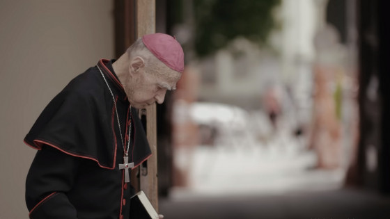 Škof Smej v filmu Kaplja na vedru (photo: Posnetek zaslona, David Sipoš)