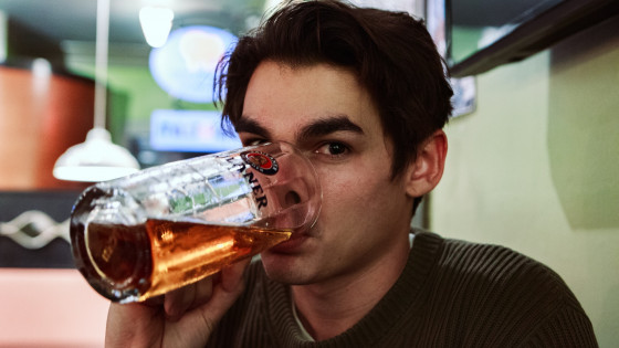 Alkoholik ima z alkoholom vzpostavljen odnos. Alkohol te (navidez) nikoli ne pusti na cedilu, njegovi učinki so predvidljivi, odnosi s soljudmi pa ne. (photo: Hayes Potter / Unsplash)