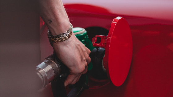 Točenje goriva. (photo: Wassim Chouak / Unsplash)