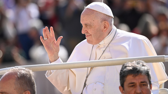 Papež pred avdienco pozdravlja romarje (photo: Vatican media)