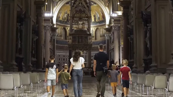 Družina vstopa v eno od rimskih bazilik (photo: Posnetek zaslona vabila na Svetovno srečanje družin)