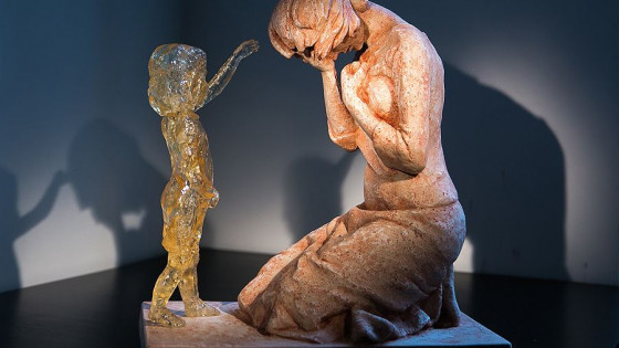 Splavljeni otrok tolaži svojo mater (photo: ARO)