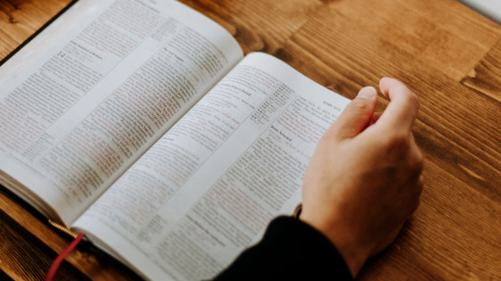 Sveto pismo (photo: Priscilla Du Preez / Unsplash)