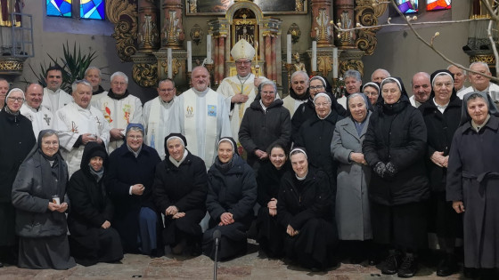 Redovnice in redovniki zbrani ob nadškofu Alojziju Cviklu (photo: FB Alojzij Cvikl)