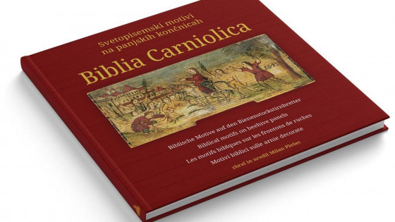 Enciklopedična knjiga o poslikavah panjskih končnic s svetopisemskimi motivi. (photo: ognjisce.si)