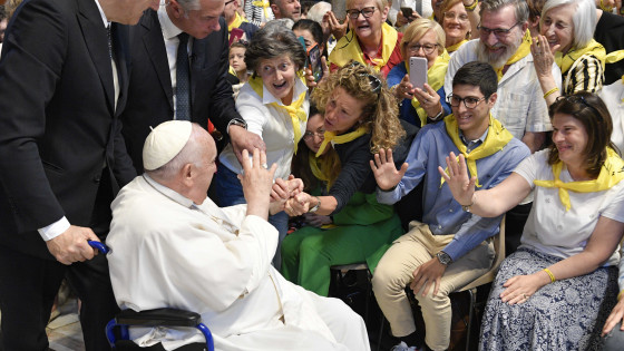 Papež je zaradi zdravstvenih težav in bolečin pogosto sedel na invalidski voziček (photo: Divisione Produzione Fotografica)