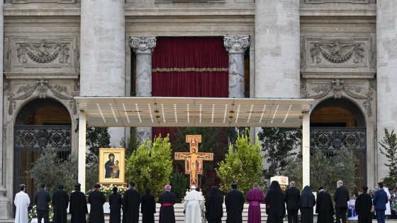 Poleg papeža Frančiška so bili na Trgu prisotni patriarhi, škofje in voditelji različnih krščanskih Cerkva (photo: Vatican Media)