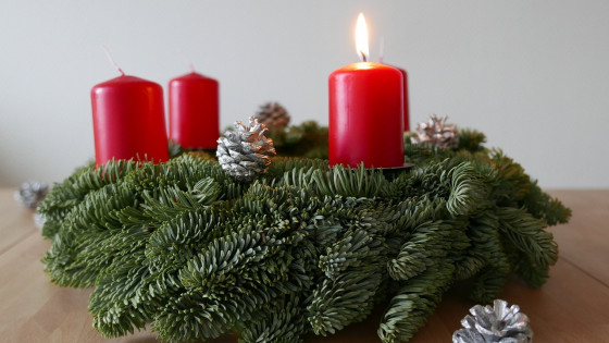 Prva goreča sveča na adventnem vencu (photo: Pixabay)