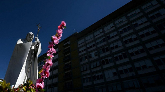 Kip sv. Janeza Pavla II. pred bolnišnico Gemelli (photo: Vatican Media)