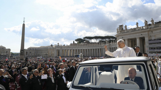 Papež pozdravlja vernike na Trgu sv. Petra Papež pozdravlja vernike na Trgu sv. Petra (photo: Vatican media)