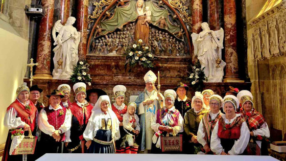 Nadškof Cvikl s klekljaricami (photo: Sašo Komes)