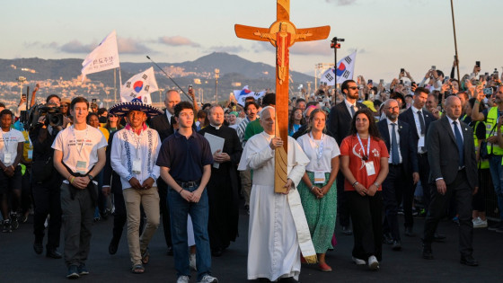 Papež Leon XIV. z mladimi (photo: Vatican Media/Simone Risoluti)