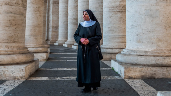 Redovnica moli rožni venec (photo: Duc Tinh Ngo from Pixabay)