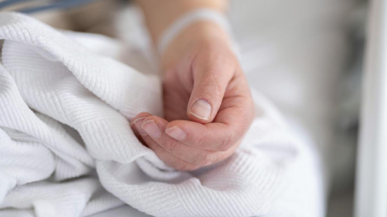 Roka, bolniška postelja, simbolična fotografija (photo: Engin Akyurt from Pexels)