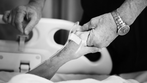 Molitev, tišina in zaupanje v Boga preoblikujejo čas trpljenja v čas milosti. (photo: Freepik)