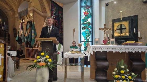 Svečo so blagosloovili med bogoslužjem na Polzeli. (photo: ČZS)