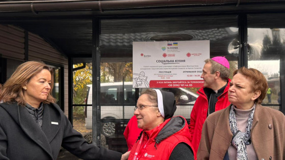 Obisk ministrice Fajon v ljudski kuhinji Karitas v Žitomirju Obisk ministrice Fajon v ljudski kuhinji Karitas v Žitomirju (photo: Slovenska Karitas)
