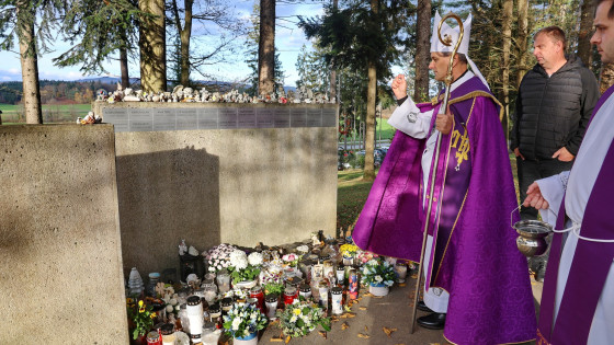 Novomeški škof Andrej Saje blagoslavlja grobove (photo: Radio Vatikan)