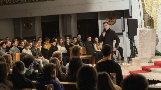 Dr. Anže Cunk nagovarja mlade  (photo: Rok Mihevc)