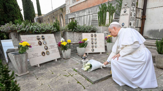 Papež polaga šopek vrtnic na enega od grobov na rimske pokopališču Verano (photo: Simone Risoluti)