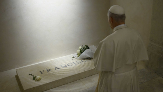 Papež Leon XIV. na grobu papeža Frančiška (photo: Vatican Media)