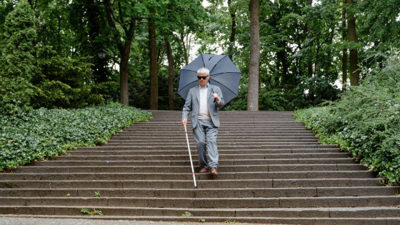 Slepi, bela palice (photo: pexels / Mart production)